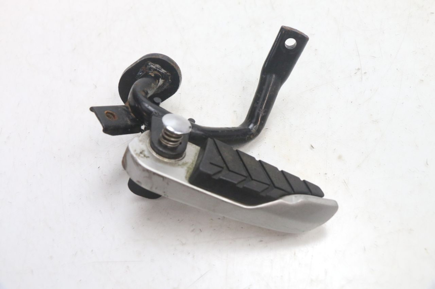 photo de REAR LEFT FOOTREST SYM GTS EVO 125 (2009 - 2013) - Alternative perspective