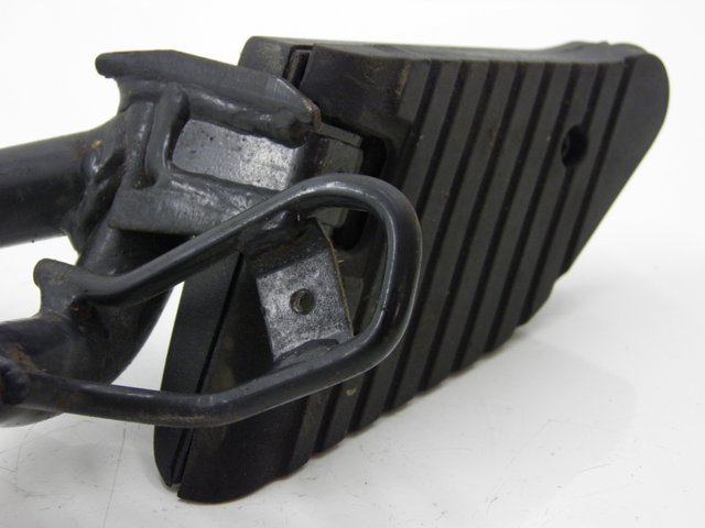 photo de REAR LEFT FOOTREST HONDA SH 125 (2001 - 2003) - Zoom on usage condition