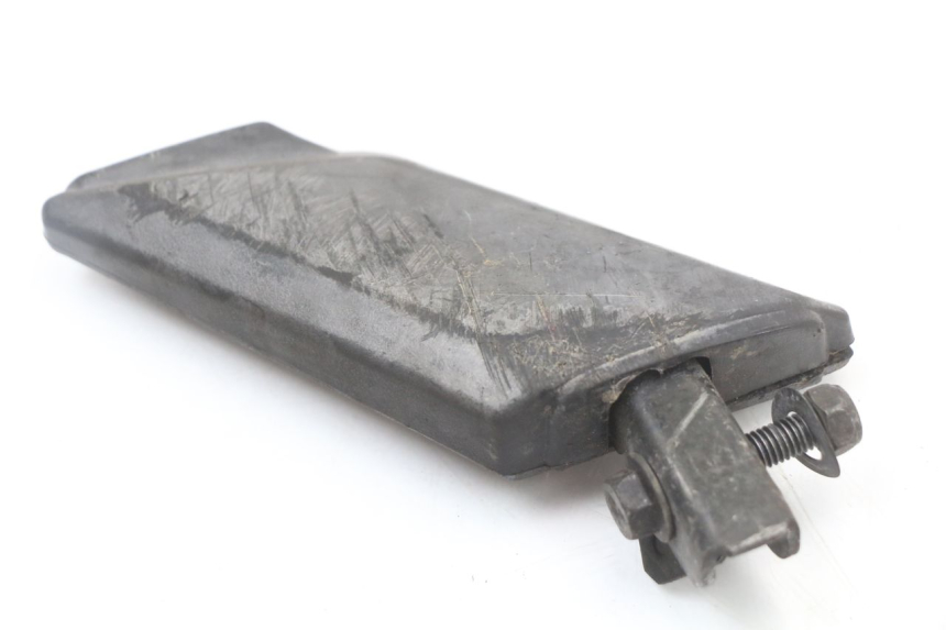 photo de LEFT REAR FOOTREST PEUGEOT KISBEE 4T 50 (2018 - 2022) - Zoom on usage condition