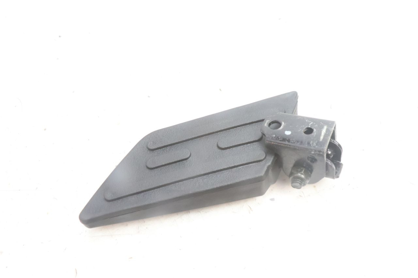 photo de LEFT REAR FOOTREST PEUGEOT KISBEE 4T 50 (2010 - 2017) - Zoom on usage condition