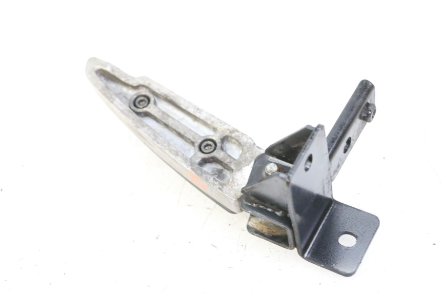 photo de LEFT REAR FOOTREST PEUGEOT CITYSTAR 125 (2011 - 2017) - Zoom on usage condition