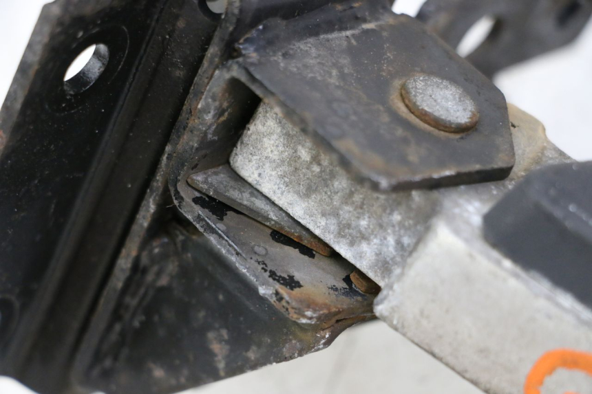 photo de REAR LEFT FOOTREST PEUGEOT SATELIS 125 (2013 - 2018) - Alternative perspective