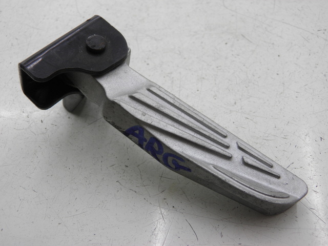 photo de REAR LEFT FOOTREST PEUGEOT TWEET 125 (2010 - 2017) - Zoom on usage condition