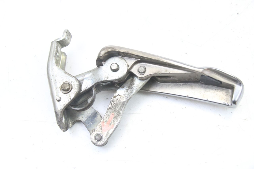 photo de REAR LEFT FOOTREST PIAGGIO VESPA GRANTURISMO 125 (2003 - 2007) - Zoom on usage condition