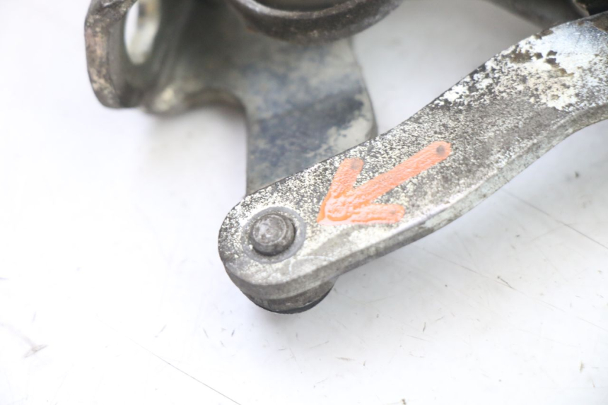 photo de REAR LEFT FOOTREST PIAGGIO VESPA GRANTURISMO 125 (2003 - 2007) - Alternative perspective