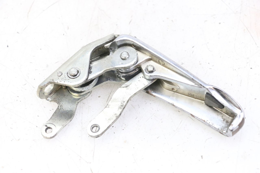 photo de REAR LEFT FOOTREST PIAGGIO VESPA GRANTURISMO 200 (2004 - 2005) - Alternative perspective