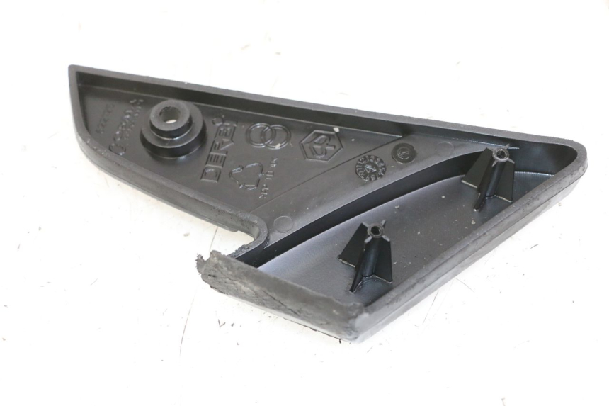 photo de REAR LEFT FOOTREST PIAGGIO VESPA S 2T 50 (2007 - 2014) - Alternative perspective