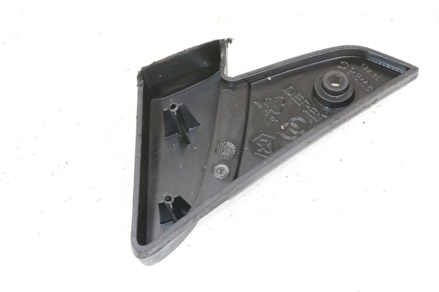 photo de REAR LEFT FOOTREST PIAGGIO VESPA S 2T 50 (2007 - 2014) - Technical close-up