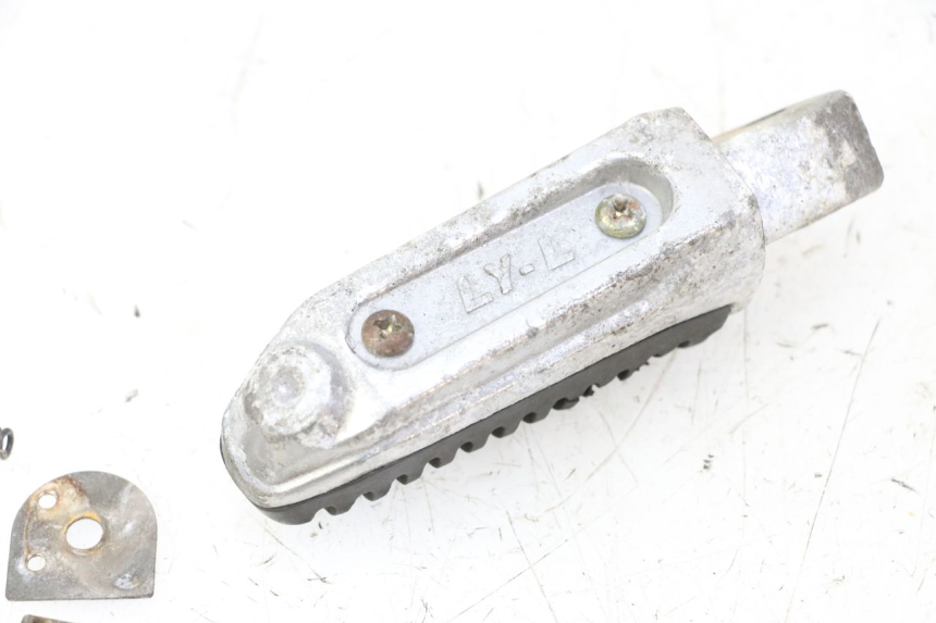 photo de REAR LEFT FOOTREST MAG POWER R-STREET 50 (2016 - 2025) - Zoom on usage condition