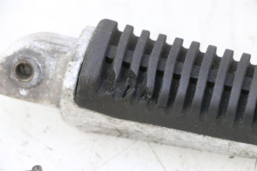 photo de REAR LEFT FOOTREST MAG POWER R-STREET 50 (2016 - 2025) - Alternative perspective