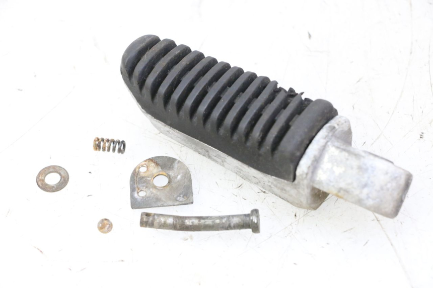 photo de REAR LEFT FOOTREST MAG POWER R-STREET 50 (2016 - 2025) - Technical close-up