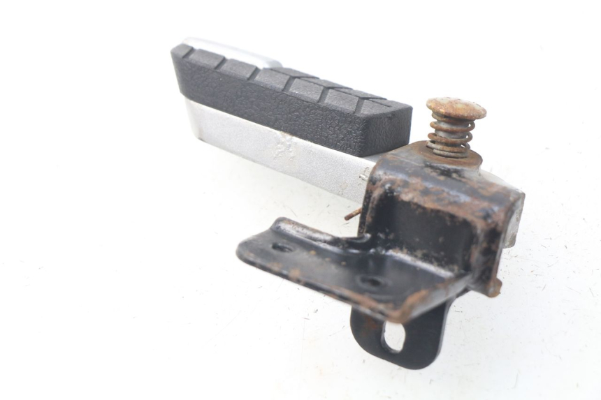 photo de REAR LEFT FOOTREST DAELIM S3 125 (2010 - 2017) - Component detail