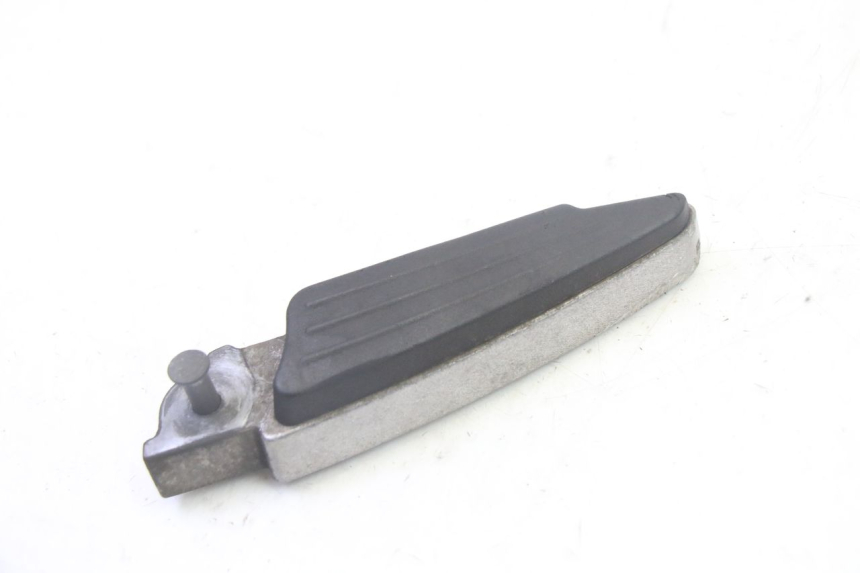 photo de REAR LEFT FOOTREST PEUGEOT SATELIS 125 (2013 - 2018) - Zoom on usage condition