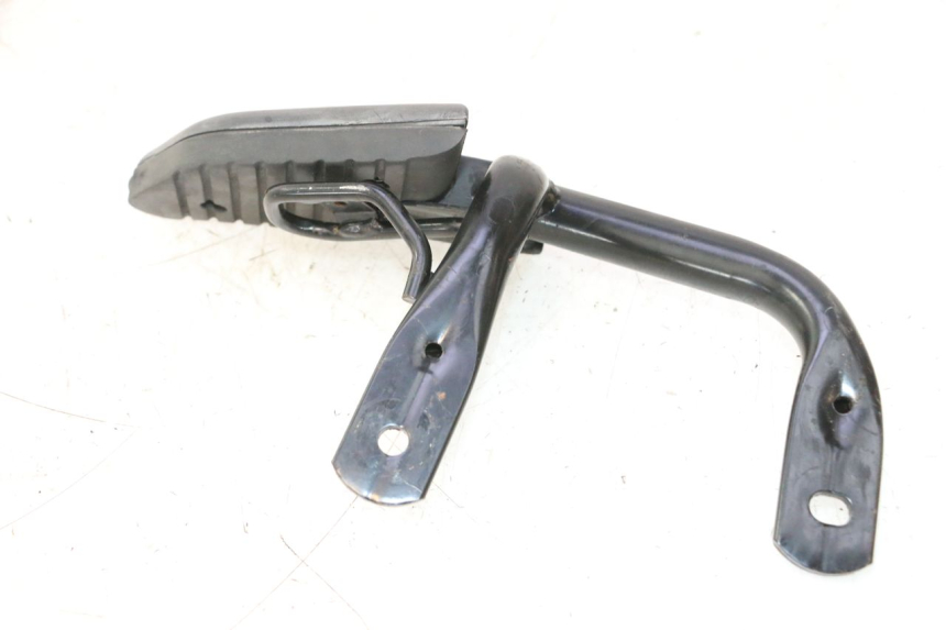 photo de REAR LEFT FOOTREST HONDA SH 125 (2001 - 2003) - Zoom on usage condition