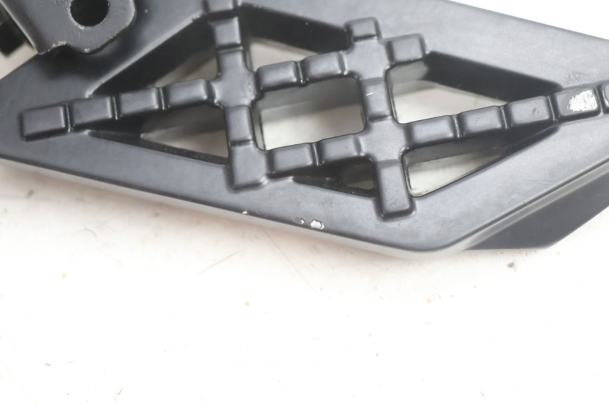 photo de REAR LEFT FOOTREST PEUGEOT STREETZONE NAKED 2T 50 (2014 - 2018) - Zoom on usage condition