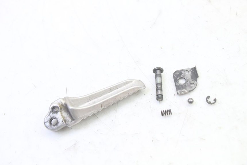 photo de REAR LEFT FOOTREST SUZUKI SV S 650 (2003 - 2009) - Technical close-up