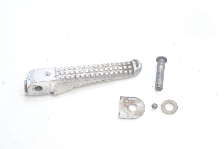photo de REAR LEFT FOOTREST PIAGGIO TYPHOON 50 (1993 - 1999) - Zoom on usage condition