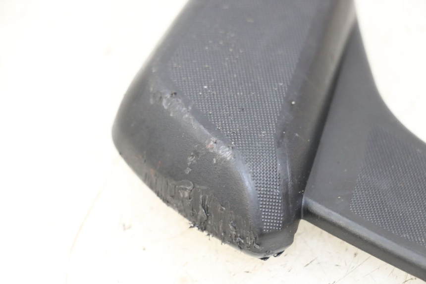 photo de REAR LEFT FOOTREST PIAGGIO VESPA PRIMAVERA 4T 50 (2021 - 2024) - Technical close-up