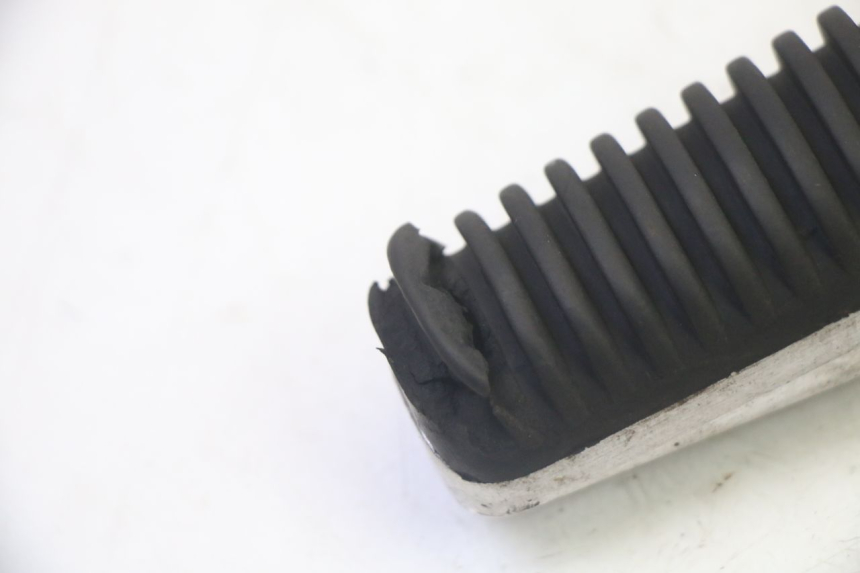 photo de REAR LEFT FOOTREST YAMAHA X-MAX XMAX 250 (2006 - 2009) - Zoom on usage condition