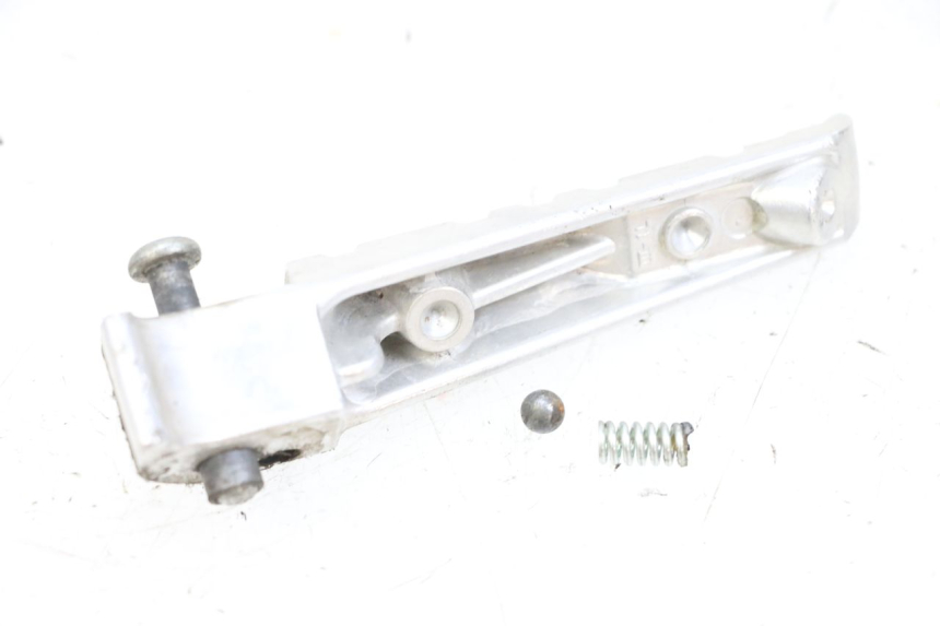 photo de REAR LEFT FOOTREST YAMAHA X-MAX XMAX 125 (2010 - 2013) - Alternative perspective