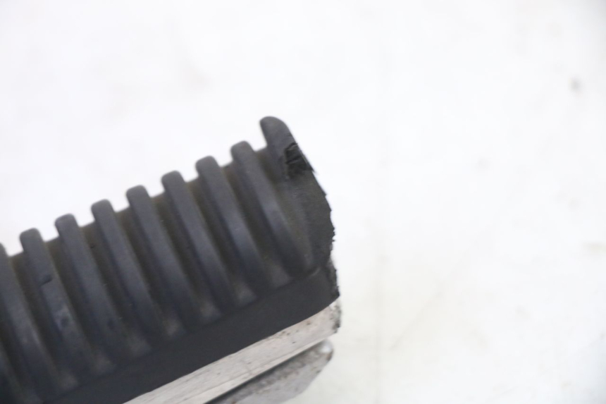 photo de REAR LEFT FOOTREST YAMAHA XJ6 ABS 600 (2008 - 2016) - Zoom on usage condition