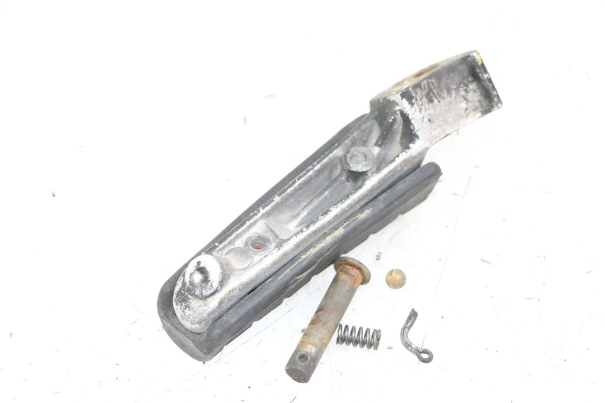 photo de REAR LEFT FOOTREST YAMAHA XJN DIVERSION 600 (2000 - 2003) - Zoom on usage condition
