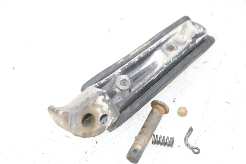 photo de REAR LEFT FOOTREST YAMAHA XJN DIVERSION 600 (2000 - 2003) - Alternative perspective