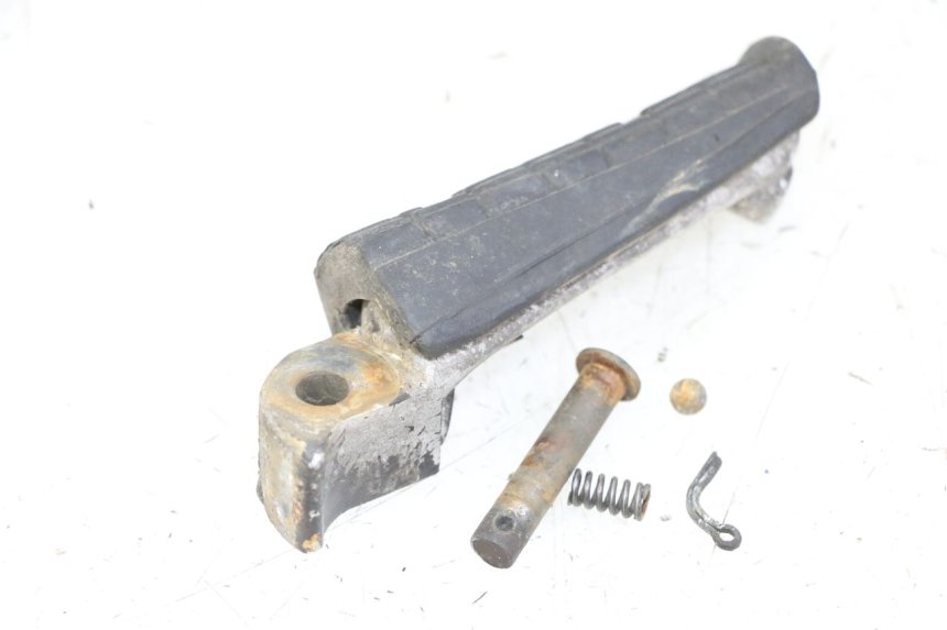photo de REAR LEFT FOOTREST YAMAHA XJN DIVERSION 600 (2000 - 2003) - Technical close-up