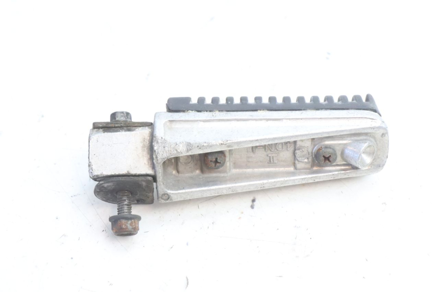 photo de REAR LEFT FOOTREST YAMAHA XJR 1300 (1998 - 2002) - Technical close-up
