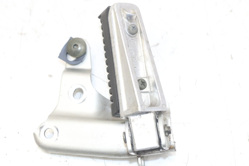 photo de REAR LEFT FOOTREST YAMAHA XP T-MAX TMAX 500 (2004 - 2007) - Zoom on usage condition