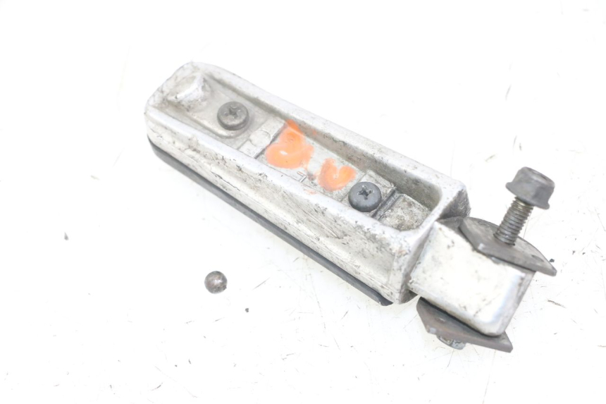 photo de REAR LEFT FOOTREST YAMAHA FZS FAZER 600 (2001 - 2003) - Zoom on usage condition