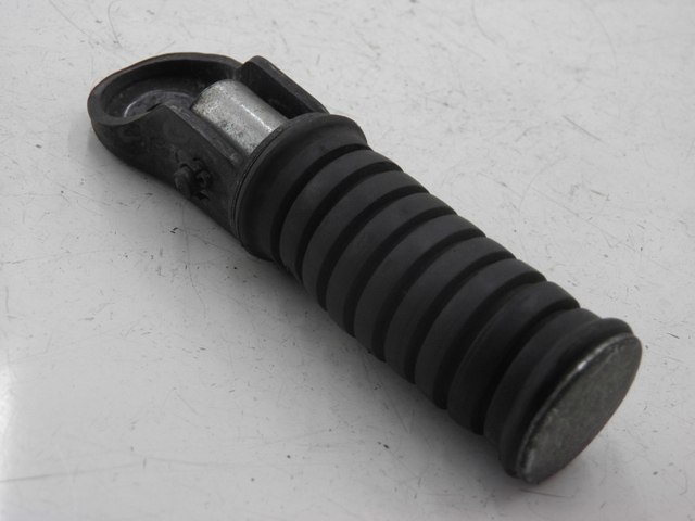 photo de REAR LEFT FOOTREST YAMAHA SR 125 (1982 - 2003) - Zoom on usage condition