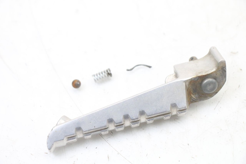 photo de REAR LEFT FOOTREST YAMAHA X-MAX XMAX ABS 250 (2010 - 2014) - Zoom on usage condition