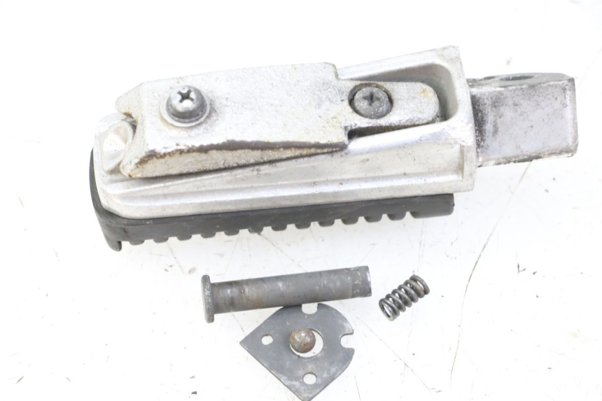 photo de REAR LEFT FOOTREST YAMAHA XJ6 600 (2008 - 2016) - Component detail