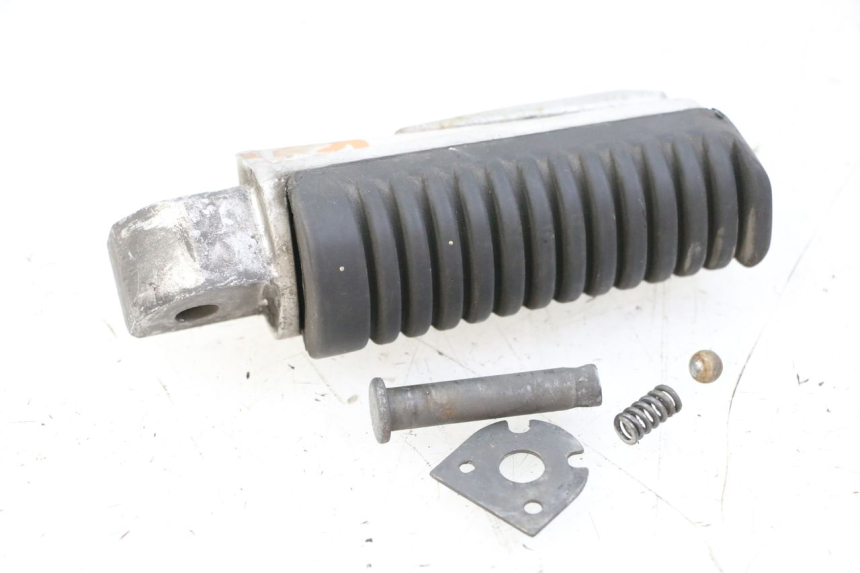 photo de REAR LEFT FOOTREST YAMAHA XJ6 600 (2008 - 2016) - Technical close-up