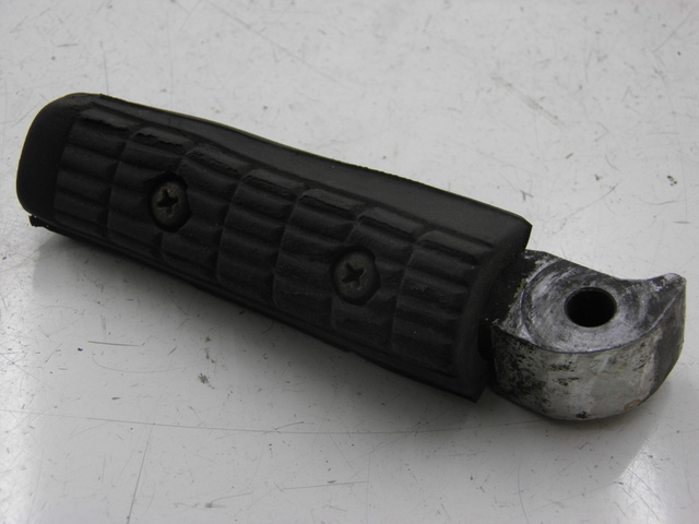 photo de REAR LEFT FOOTREST YAMAHA XJS DIVERSION 600 (1997 - 1999) - Component detail