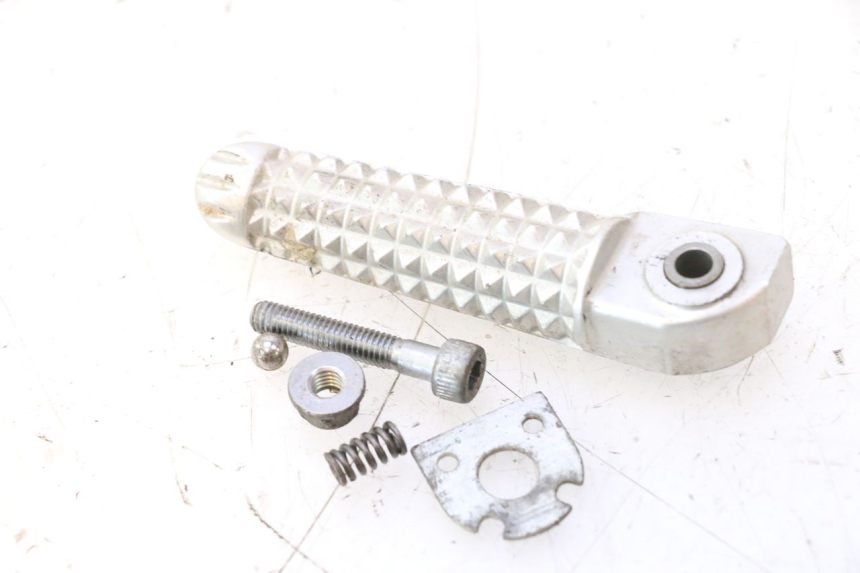 photo de REAR LEFT FOOTREST YAMAHA YZF R6 600 (2008 - 2009) - Component detail