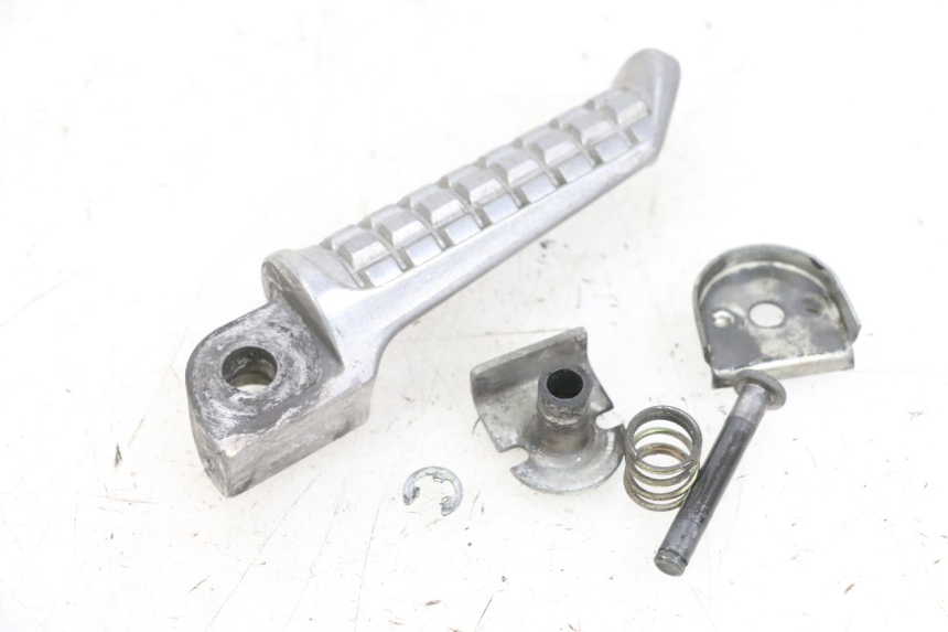 photo de REAR LEFT FOOTREST KAWASAKI ZR 7 750 (1999 - 2004) - Zoom on usage condition