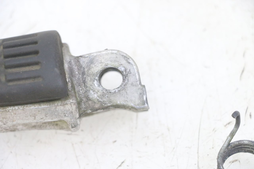 photo de FRONT RIGHT FOOTREST HONDA CBF 500 (2004 - 2007) - Alternative perspective