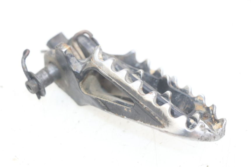 photo de RIGHT FRONT FOOTREST HONDA CRF CR-F 450 (2009 - 2012) - Technical close-up