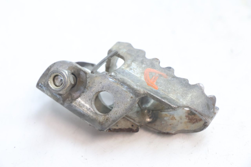 photo de FRONT RIGHT FOOTREST HM HONDA DERAPAGE 50 (2007 - 2009) - Zoom on usage condition