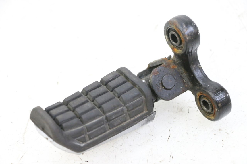 photo de FRONT RIGHT FOOTREST YAMAHA FJ 36Y 1100 (1984 - 1985) - Technical close-up