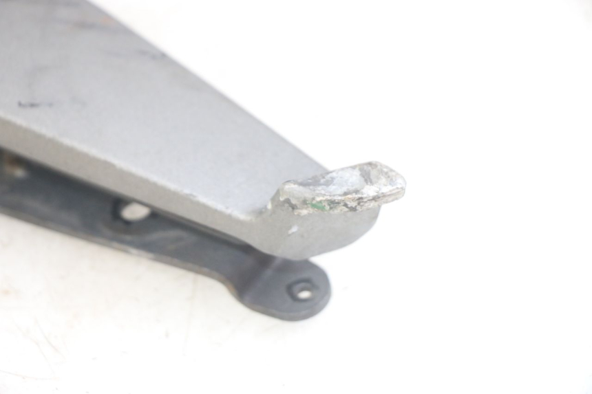 photo de FRONT RIGHT FOOTREST PEUGEOT GEOPOLIS RS 125 (2007 - 2009) - Zoom on usage condition