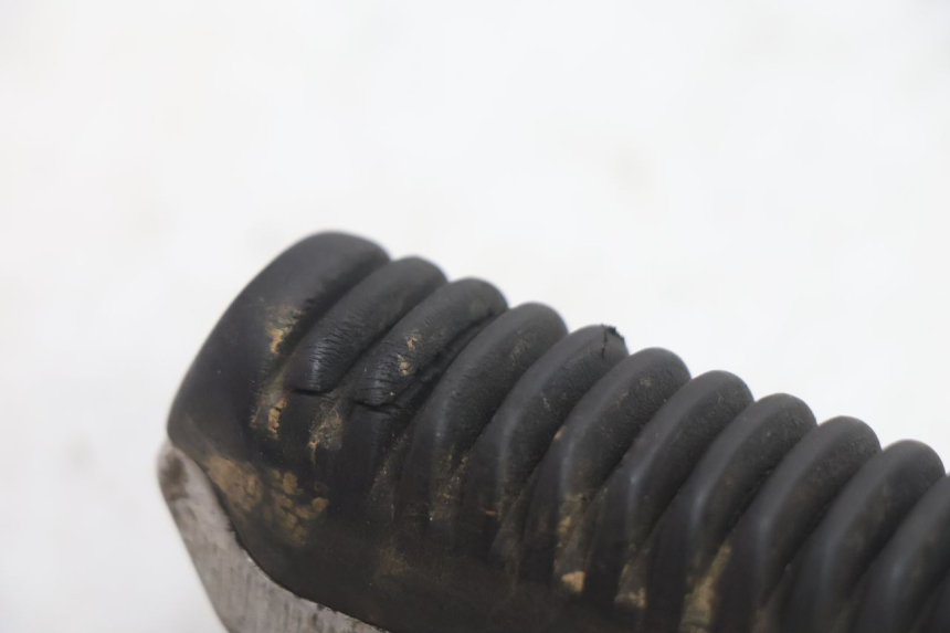 photo de FRONT RIGHT FOOTREST SUZUKI GSF N BANDIT 1200 (2001 - 2005) - Alternative perspective