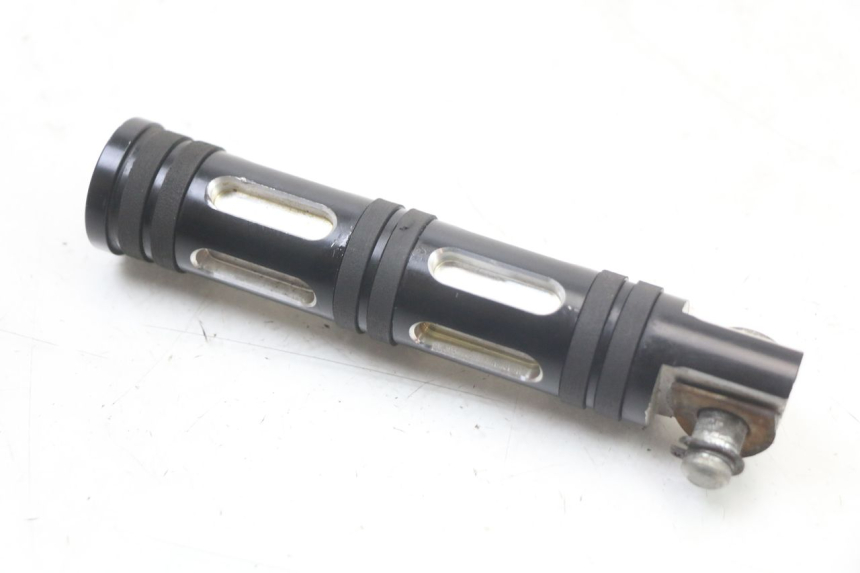 photo de FRONT RIGHT FOOTREST HARLEY DAVIDSON SPORTSTER XL CUSTOM 883 (1999 - 2006) - Alternative perspective