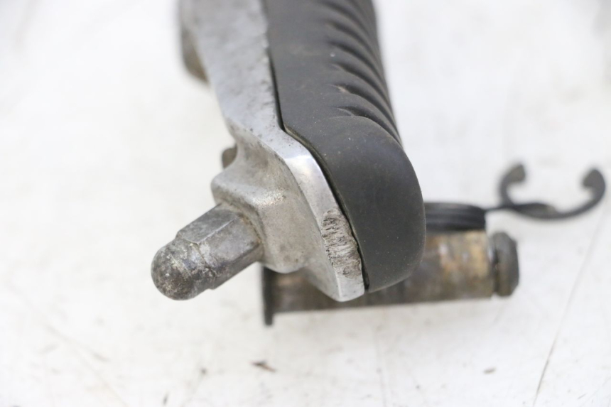 photo de RIGHT FRONT FOOTREST KAWASAKI ZR7 ZR-7 S 750 (1999 - 2004) - Zoom on usage condition