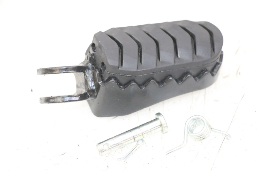 photo de FRONT RIGHT FOOTREST ROYAL ENFIELD SCRAM 411 (2022 - 2024) - Zoom on usage condition