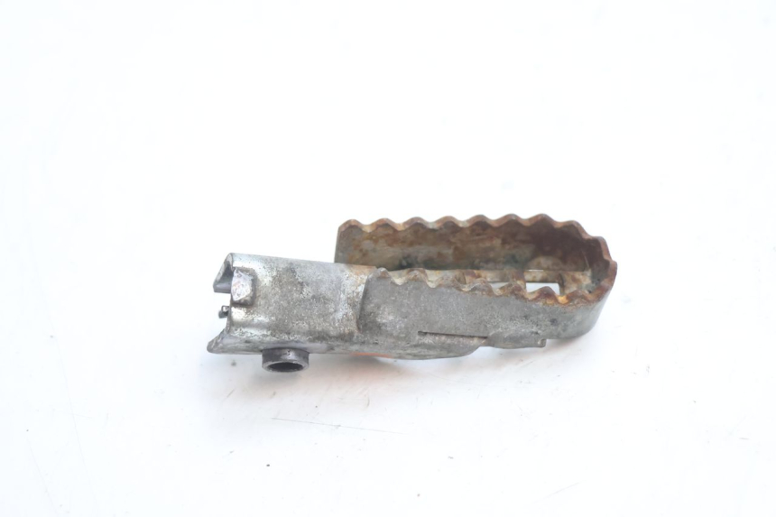 photo de FRONT RIGHT FOOTREST DERBI SENDA 50 (2003 - 2005) - Zoom on usage condition