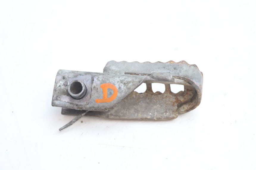 photo de FRONT RIGHT FOOTREST DERBI SENDA 50 (2003 - 2005) - Alternative perspective