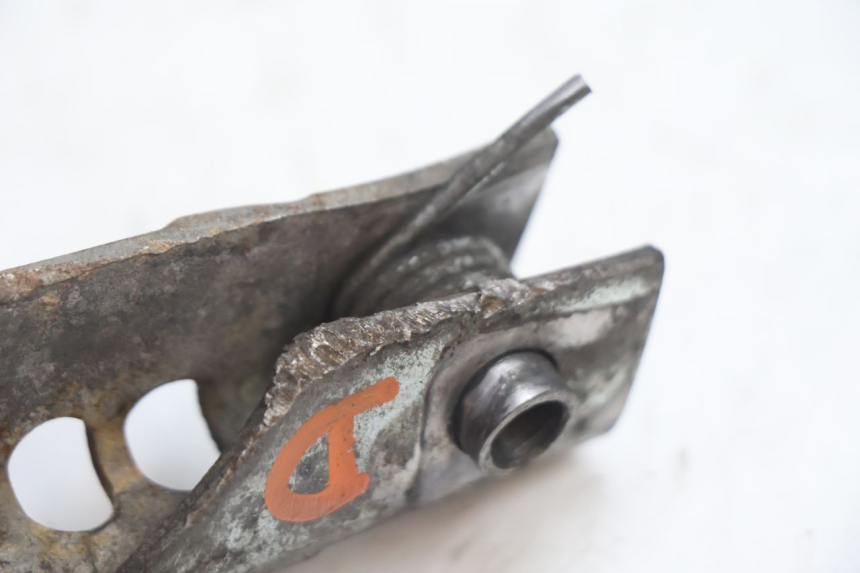 photo de FRONT RIGHT FOOTREST DERBI SENDA 50 (2003 - 2005) - Fixing points details